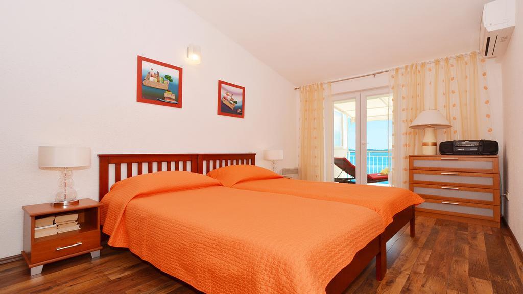 Gem Of The Sea Luxury Beach Apartment With Brand New Heating Infinity Pool Trogir Exterior foto