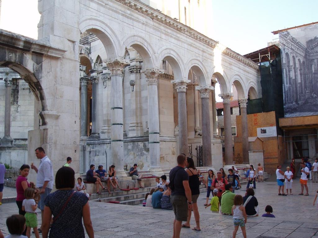 Gem Of The Sea Luxury Beach Apartment With Brand New Heating Infinity Pool Trogir Exterior foto