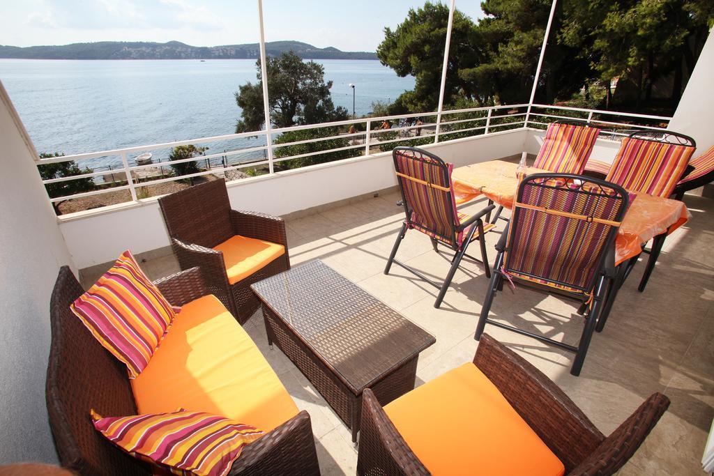 Gem Of The Sea Luxury Beach Apartment With Brand New Heating Infinity Pool Trogir Exterior foto