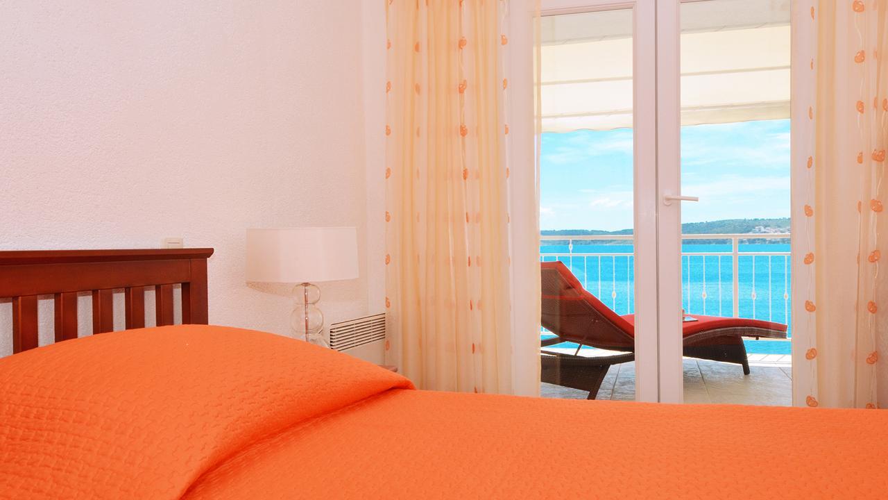 Gem Of The Sea Luxury Beach Apartment With Brand New Heating Infinity Pool Trogir Exterior foto