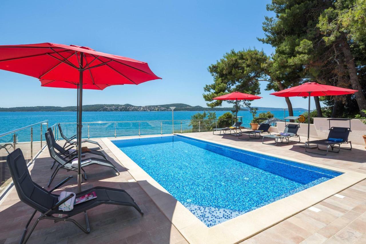 Gem Of The Sea Luxury Beach Apartment With Brand New Heating Infinity Pool Trogir Exterior foto