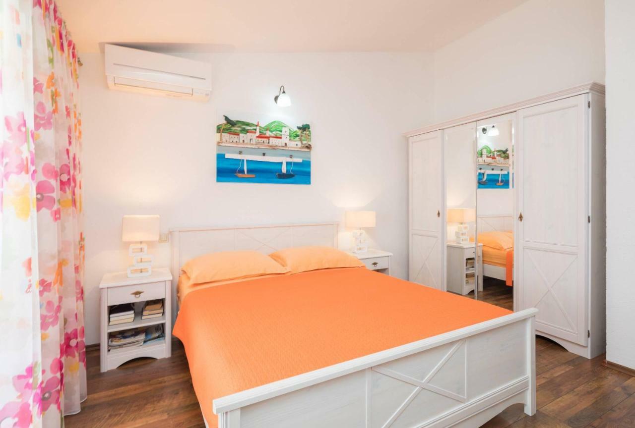 Gem Of The Sea Luxury Beach Apartment With Brand New Heating Infinity Pool Trogir Exterior foto