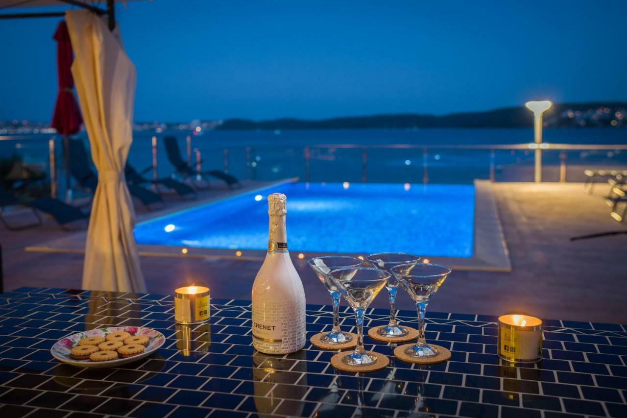 Gem Of The Sea Luxury Beach Apartment With Brand New Heating Infinity Pool Trogir Exterior foto