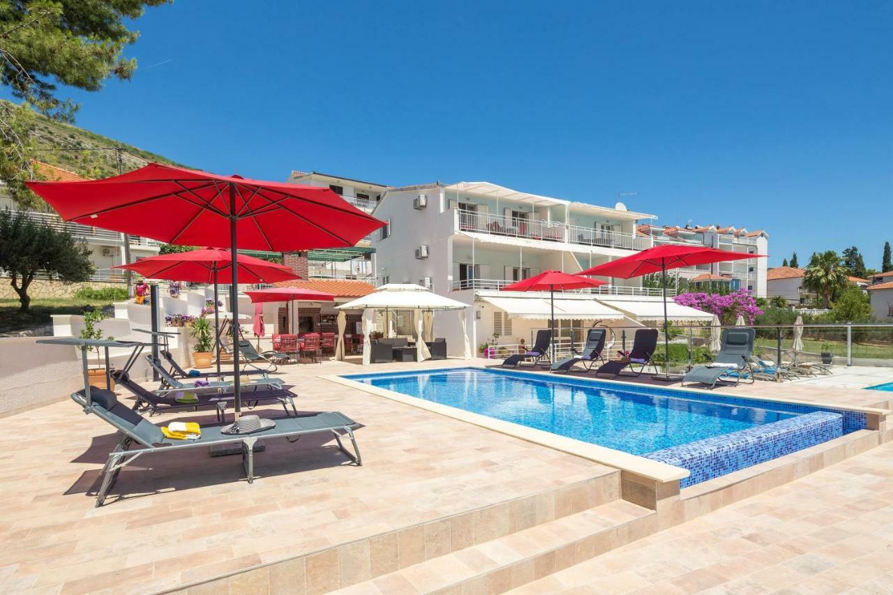 Gem Of The Sea Luxury Beach Apartment With Brand New Heating Infinity Pool Trogir Exterior foto