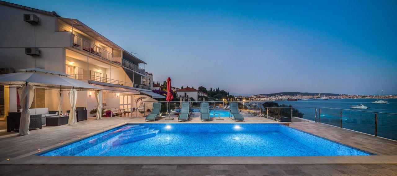 Gem Of The Sea Luxury Beach Apartment With Brand New Heating Infinity Pool Trogir Exterior foto